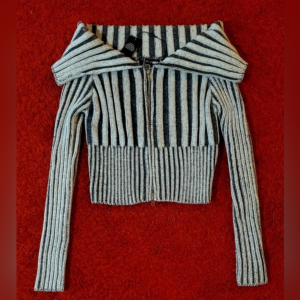 🦋 Off-Shoulder Ribbed Zip-Up Cropped Sweater - New With Tag